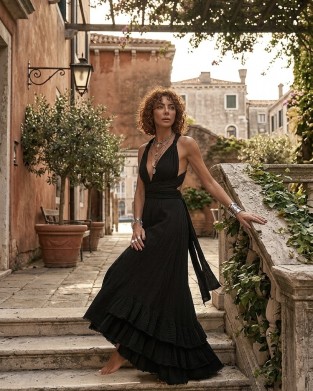 Zoya Backless Multi-Tiered Ruffle Black Maxi Φόρεμα
